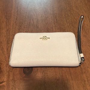 WHITE COACH ZIP AROUND WALLET